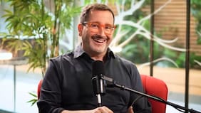 “Todos debajo de la mesa, cag… de susto”: Eduardo Fuentes desclasificó insólita broma que le hizo al staff de Natalino en una gira de Teletón