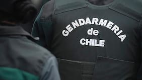 Dejaron corona de flores y le dispararon a su casa: Detienen a tres venezolanos acusados de amenazar a gendarme