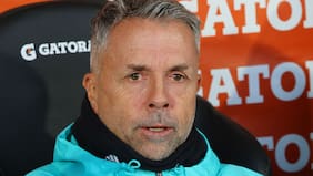 “Lamentable, ensucia la cancha…”: cargan contra Gustavo Álvarez por borrar a Marcelo Morales en la “U”