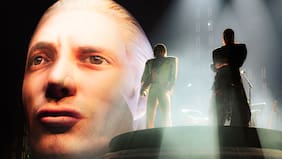 Ca7riel y Paco Amoroso en Movistar Arena: fuego, láseres y cabezas de látex