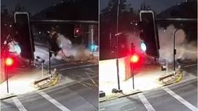 Video captó impactante accidente en Providencia: auto chocó, “voló por los aires” y terminó cayendo dentro de una casa