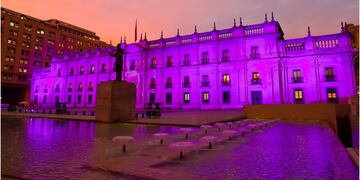 ¿Por qué La Moneda se tiñó de morado el pasado lunes?