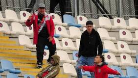 Captan feo gesto de hincha de Curicó a barra de O’Higgins en pleno partido: le mostró sus genitales