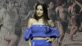 Denise Rosenthal luce nuevo atuendo en homenaje a activista femenina: se llenó de elogios