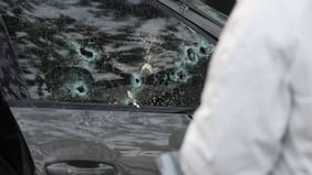 Dejaron escrito contra la “patas negras”: balean casa de una joven de 28 años y el auto de su madre recibe 39 impactos