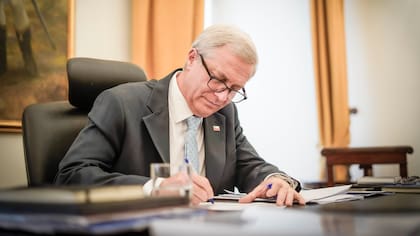 Un máximo de casi $10 millones mensuales: aclaran cómo se fija el tope de sueldo de los asesores del Presidente