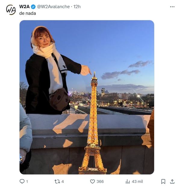 AnsiChan en la Torre Eiffel