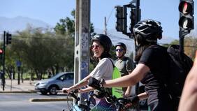 Jugó volleyball con ministros: la activa participación de Camila Vallejo en el Día del Deporte