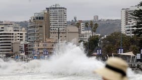 Marejadas: Armada alerta olas de hasta cinco metros en 14 regiones del país