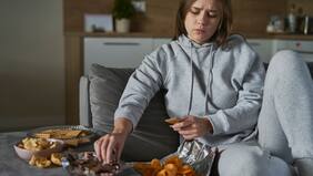 ¿Por qué comemos cuando andamos tristes?: experta explicó las razones y entregó tips para manejarlo