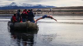 Bárbara Hernández conquista su cuarto Récord Guinness con el nado más largo de la historia en Puerto Natales