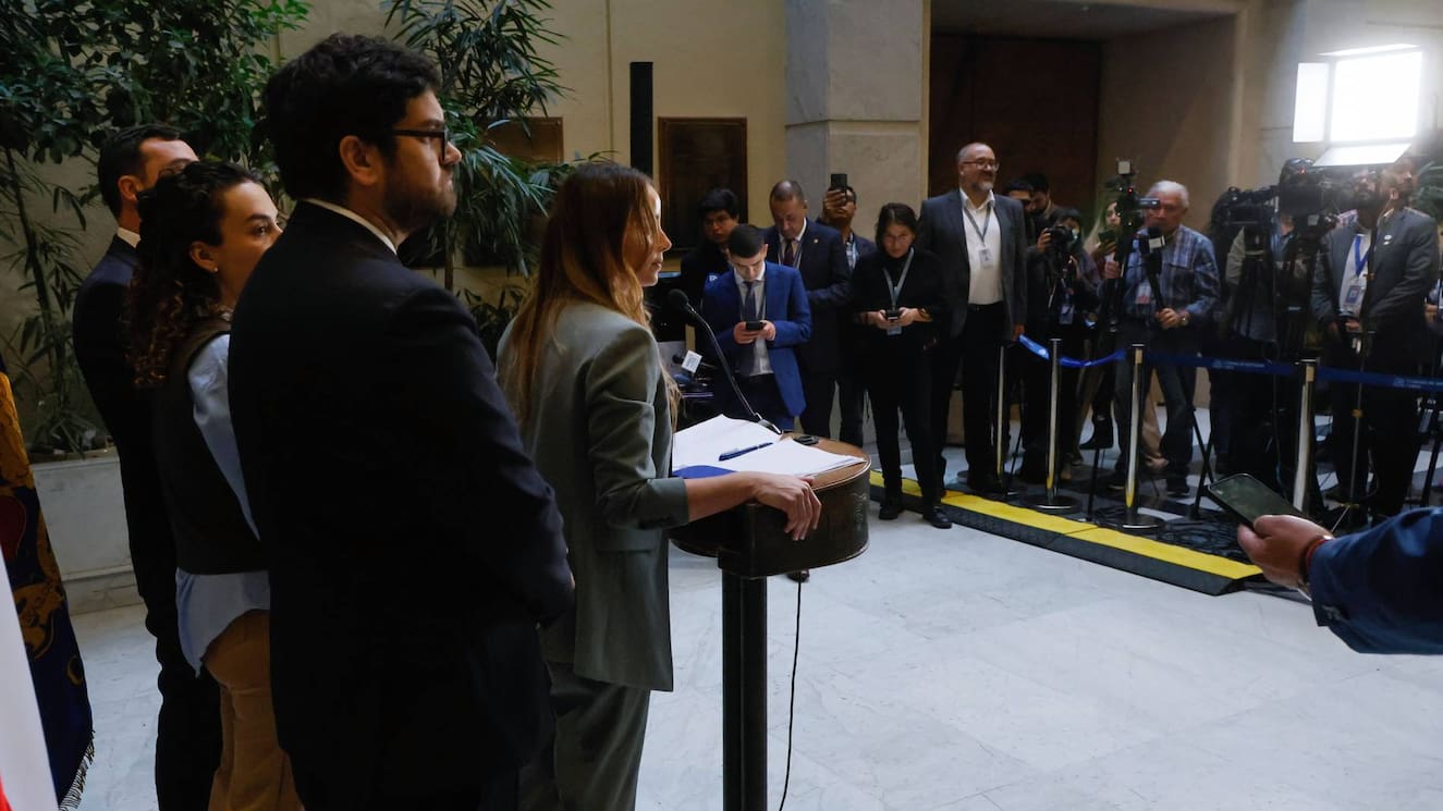 “Ese periodista arriesga despido”: joven rostro de Canal 13 identificó “Sedinazo” en vivo y televidentes temen lo peor