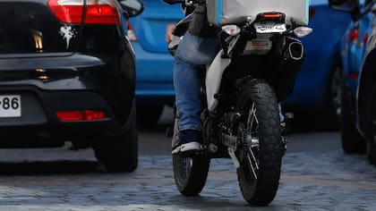 Delincuente en moto provoca tragedia tras robar celular y huir a toda velocidad en Maipú: arrolla y mata a adulta mayor