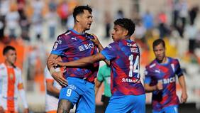 Golazo: Rossel marcó de chilena en el empate de Universidad Católica