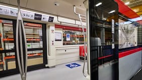 Con aire acondicionado y puertos de carga USB-C: Metro de Santiago presenta el primer tren de la futura Línea 7