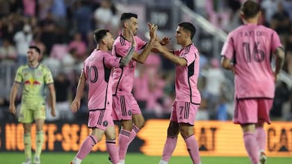 Excompañero de Messi asoma como opción en Colo Colo: es mediocampista y está sin club