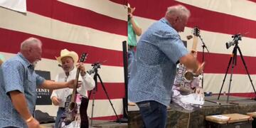 Sujeto gastó una millonada para comprar guitarra autografiada por Taylor Swift y poder romperla.