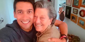 Rafael Araneda y su mamá, Laura Maturana, en una foto de archivo.