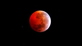 Un espectáculo natural: revisa las imágenes que dejó la Luna de Sangre