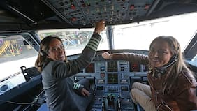 Chicas tocan el cielo al mando de la aviación