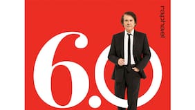 Raphael celebra 60 años en los escenarios con disco lleno de invitados