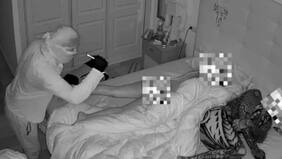 Pareja decidió hacer público el video: graban a ladrón que espió durante 32 minutos a dueña de casa que dormía desnuda