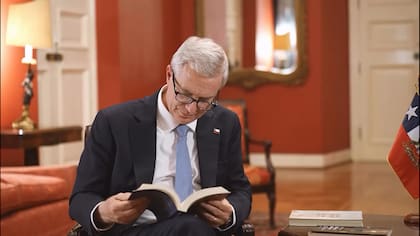 “Tres libros que me han hecho pensar en el país”: Las recomendaciones de Kast en el Día del Libro