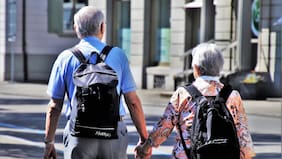 Buenas estancias y evaluaciones favorables: los adultos mayores son los mejores anfitriones de Airbnb en Chile