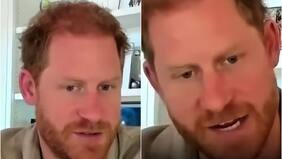 Videollamada de príncipe Harry se hace viral por las fotos que tiene en el estante del fondo