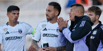 Jorge Almirón dirige la práctica de Colo Colo este viernes
