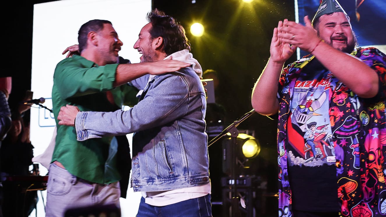 Abrazo patriota: Neme felicitó a Daniel Fuenzalida por la corona guachaca y fue recibido como rockstar en la Cumbre