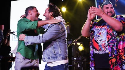 Abrazo patriota: Neme felicitó a Daniel Fuenzalida por la corona guachaca y fue recibido como rockstar en la Cumbre