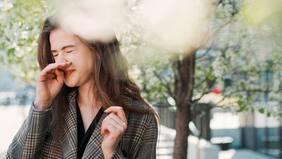 Así puedes diferenciar los síntomas de las alergias estacionales y las de un resfrío