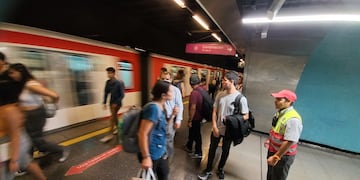 Metro línea suspendida referencial.