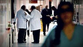 Lo denunciaron dos mujeres pero sigue trabajando: el anestesiólogo acusado de macabra práctica con pacientes sedadas