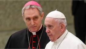 Secretario de Benedicto XVI dejó la tole tole en el Vaticano: peló con tutti al papa Francisco