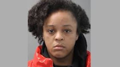 Mujer es condenada tras lanzar cartucho de dinamita a su novio mientras este dormía: hombre perdió su mano