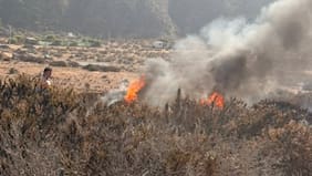 Encuentran a pilotos de la FACh tras aterrizaje de emergencia que terminó con aeronave incendiada en La Serena