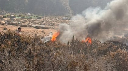 Encuentran a pilotos de la FACh tras aterrizaje de emergencia que terminó con aeronave incendiada en La Serena