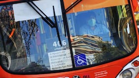 Insólito: hombre golpeó a chofer y apedreó bus del Transantiago por no dejarlo subir gratis