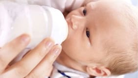 Retiran lotes de leche infantil por posible riesgo con toxina: Chile está entre los países afectados
