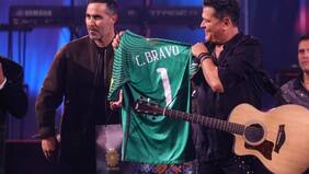 El Capitán llegó a la Quinta Vergara: Claudio Bravo sorprendió regalando su camiseta a Carlos Vives en Viña 2025