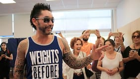 El llamativo look y actitud rockera con que el Chino Ríos llegó a votar por Sebastián Piñera