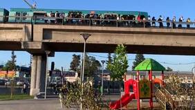 Metro de Santiago evacúa a pasajeros por corte de electricidad