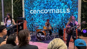 The Warning remece Lollapalooza con íntimo show sorpresa: presentación terminó con fotografía junto a sus fans