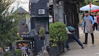 “¿Para qué te ganai las monedas?“: ebrio fue echado a la mala de un local de comida en Pucón