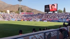 Clásico universitario: barristas de la UC interrumpen homenaje a Leonel Sánchez con el cántico “un minuto de silencio para el chuncho que está muerto”