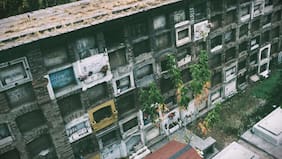 Macabro hallazgo en el Cementerio General de Santiago: cientos de restos humanos acumulados en bolsas y tambores sin tapa