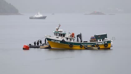 Continúa búsqueda de tripulantes desaparecidos tras hundimiento de embarcación en Reloncaví: sólo dos han sido encontrados