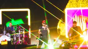 “Muchas gracias a los chinchineros”: vocalista de Blur se chilenizó, cantó con fan en el escenario y lanzó palo a Milei